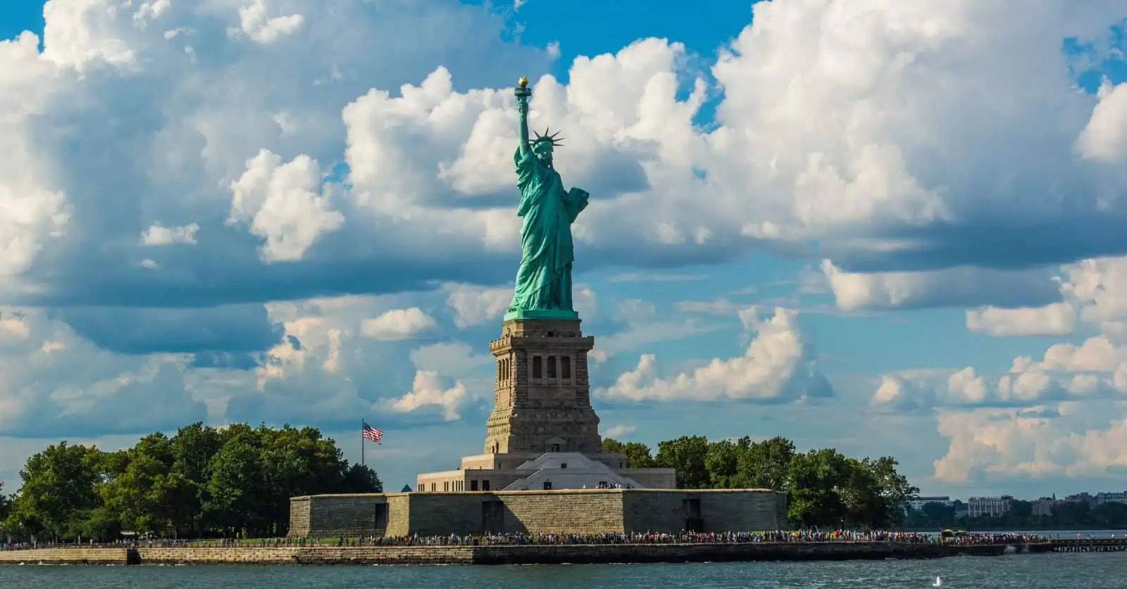 نمای مجسمه آزادی آمریکا در ایالت نیویورک (lady liberty status)
